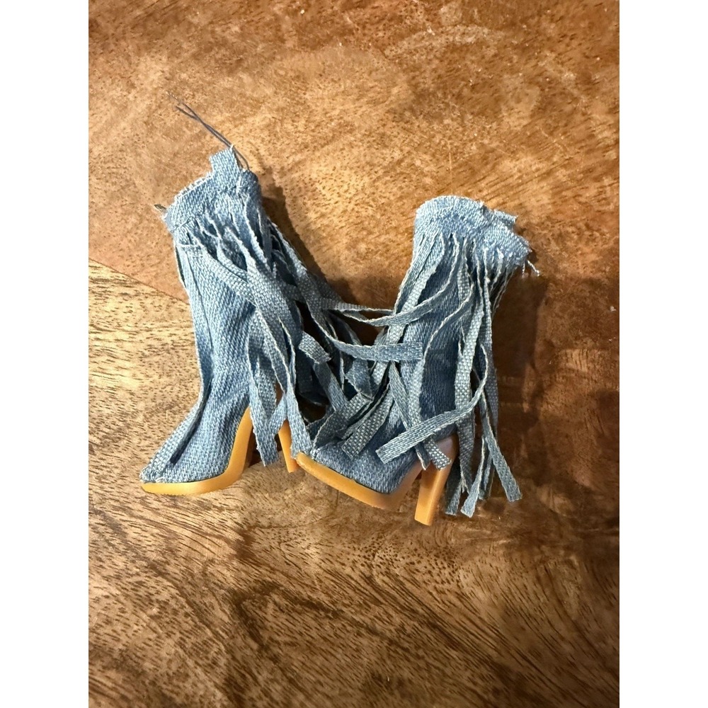 Zuru Mini Brands FASHION SERIES 4 | Blue Fringe Cowboy Boots